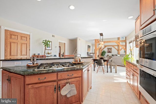 25 CARSDALE DR, Belle Mead, NJ 08502