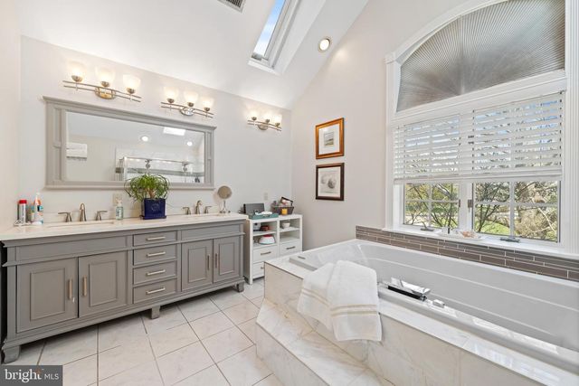 25 CARSDALE DR, Belle Mead, NJ 08502