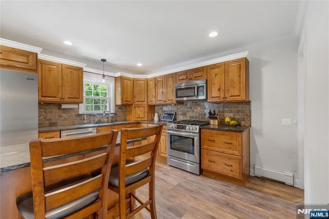 25 2nd Avenue, Roseland, NJ 07068