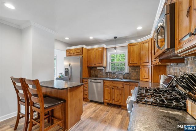 25 2nd Avenue, Roseland, NJ 07068