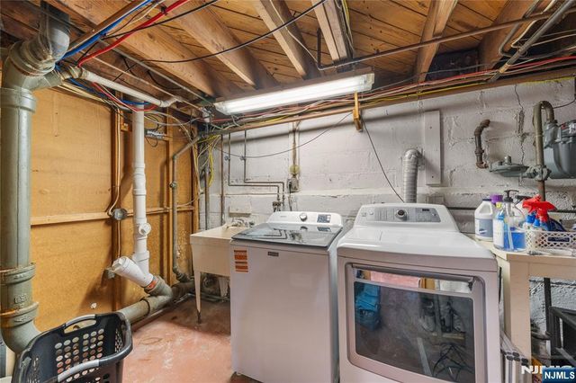 25 2nd Avenue, Roseland, NJ 07068