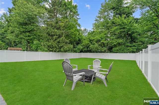 25 2nd Avenue, Roseland, NJ 07068