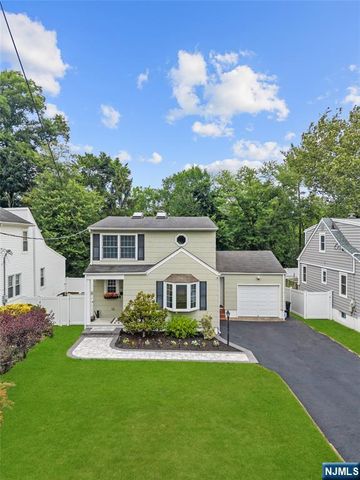 25 2nd Avenue, Roseland, NJ 07068