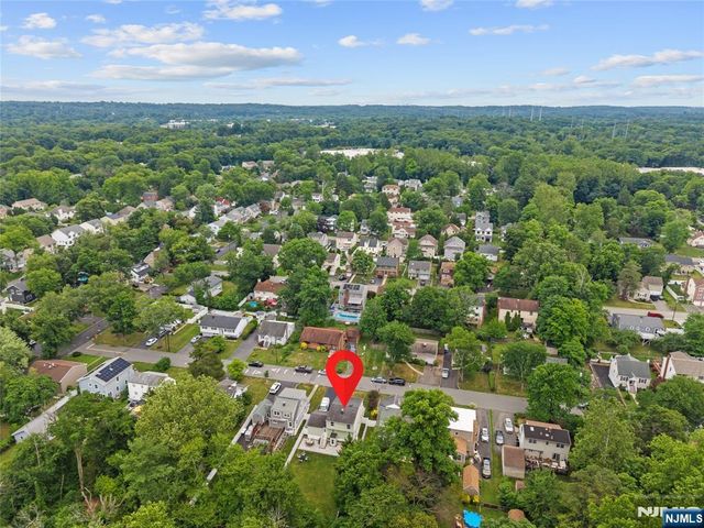 25 2nd Avenue, Roseland, NJ 07068