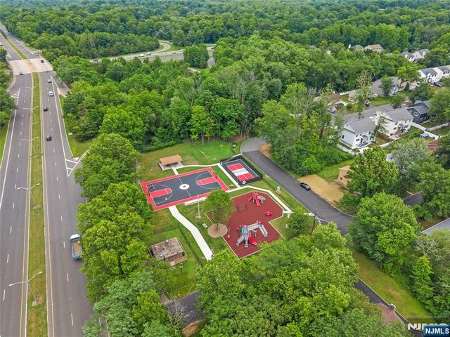 25 2nd Avenue, Roseland, NJ 07068