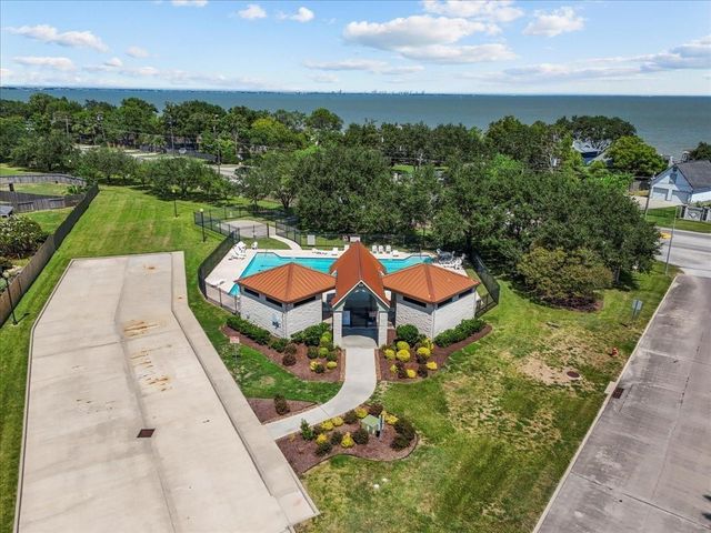 5111 Bay Lane, Bacliff, TX 77518