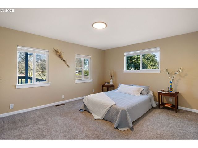 450 Hunsaker Ln, Eugene, OR 97404