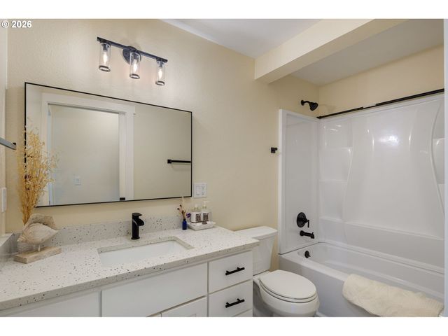 450 Hunsaker Ln, Eugene, OR 97404