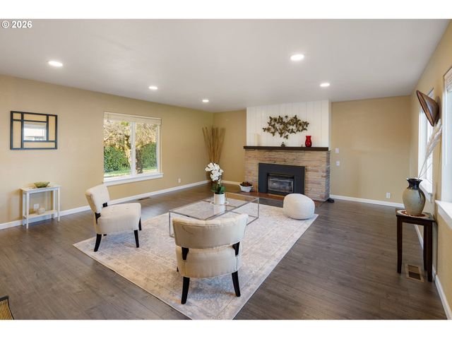 450 Hunsaker Ln, Eugene, OR 97404