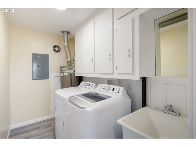 450 Hunsaker Ln, Eugene, OR 97404