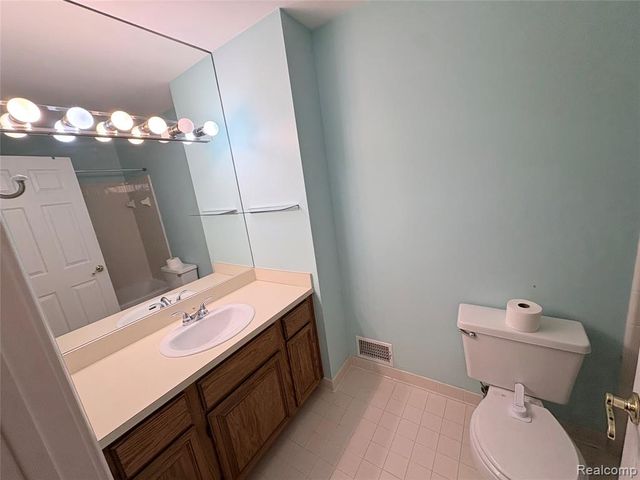 7595 Woodview Drive, Waterford, MI 48327