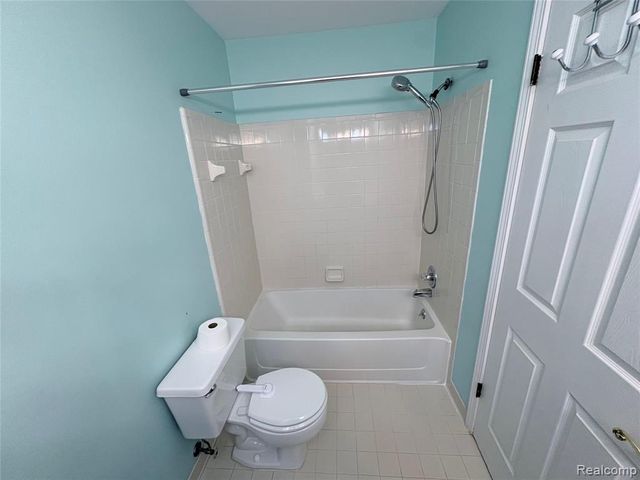 7595 Woodview Drive, Waterford, MI 48327