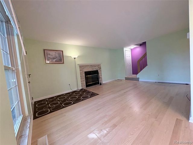 7595 Woodview Drive, Waterford, MI 48327