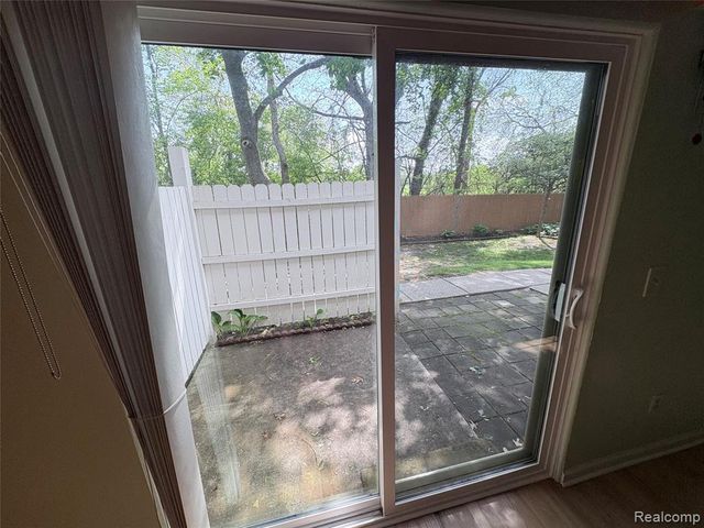 7595 Woodview Drive, Waterford, MI 48327