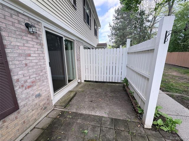 7595 Woodview Drive, Waterford, MI 48327