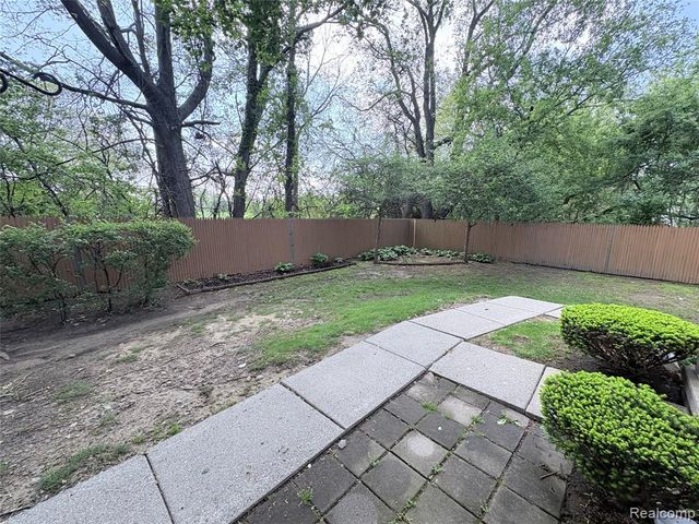 7595 Woodview Drive, Waterford, MI 48327