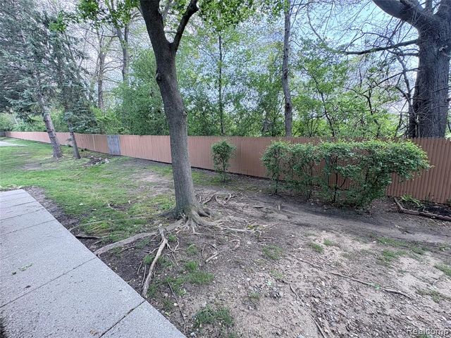 7595 Woodview Drive, Waterford, MI 48327