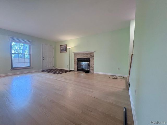 7595 Woodview Drive, Waterford, MI 48327