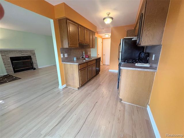 7595 Woodview Drive, Waterford, MI 48327