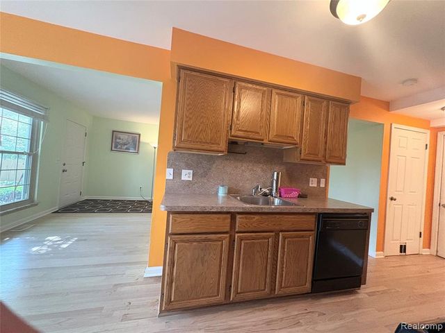 7595 Woodview Drive, Waterford, MI 48327