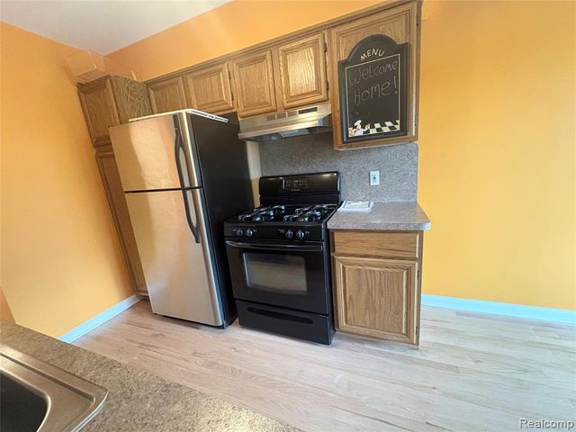 7595 Woodview Drive, Waterford, MI 48327