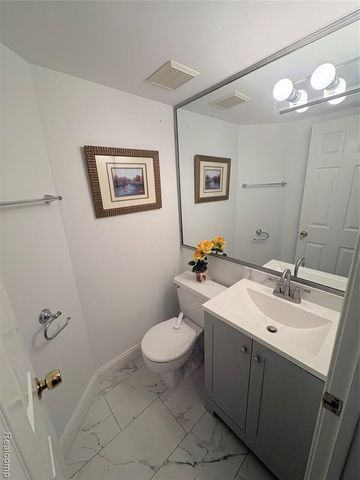 7595 Woodview Drive, Waterford, MI 48327