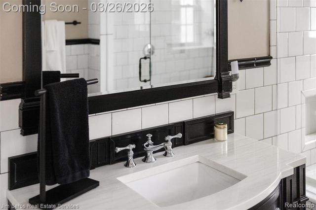 1247 Buckingham Road, Grosse Pointe Park, MI 48230