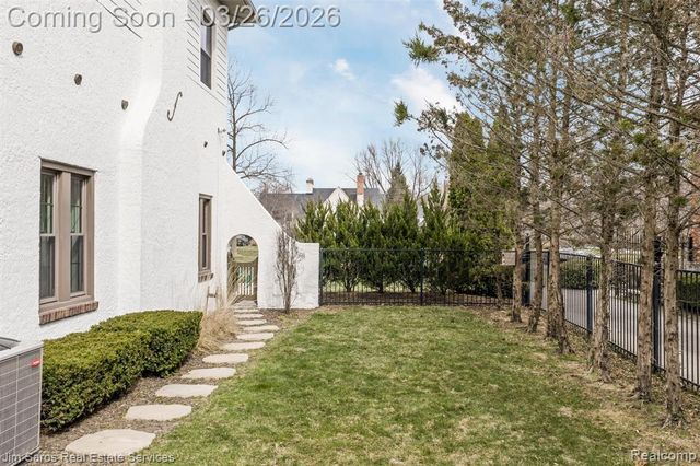 1247 Buckingham Road, Grosse Pointe Park, MI 48230