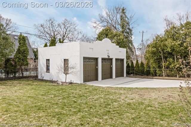 1247 Buckingham Road, Grosse Pointe Park, MI 48230