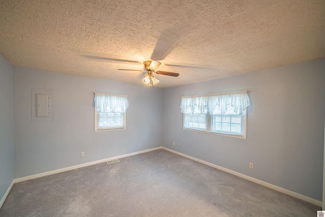 130 Nolan Dr, Paducah, KY 42003