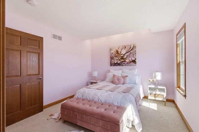 9433 N Michael COURT, Milwaukee, WI 53224