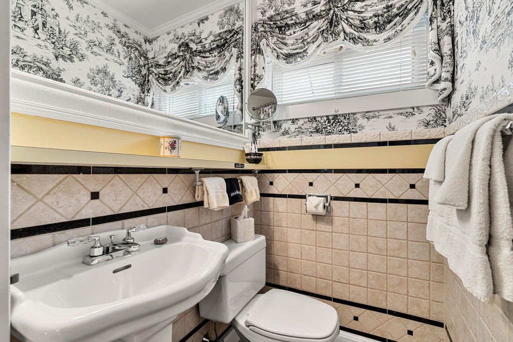 Image 15 of property listing at 365 Ocean Boulevard, Hampton, NH 03842