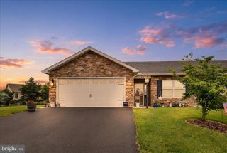 261 MATTHEW DR #306, Chambersburg, PA 17201