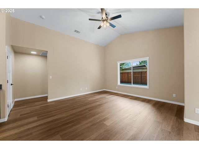 1025 River Mist Ln, Grants Pass, OR 97527