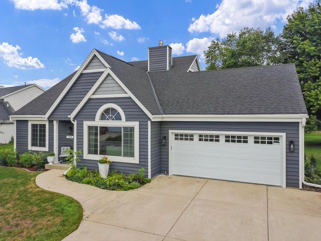2554 S Sterling CIRCLE, East Troy, WI 53120