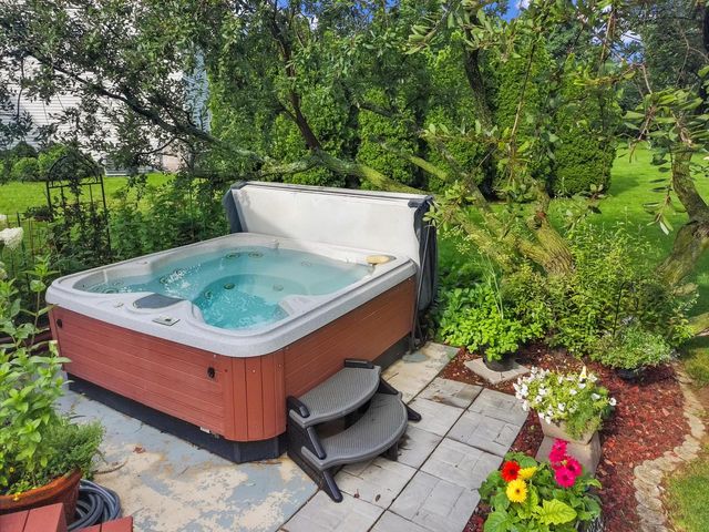 2554 S Sterling CIRCLE, East Troy, WI 53120