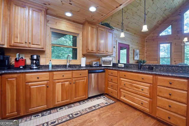 901 Stuart Mountain Road, Mineral Bluff, GA 30559