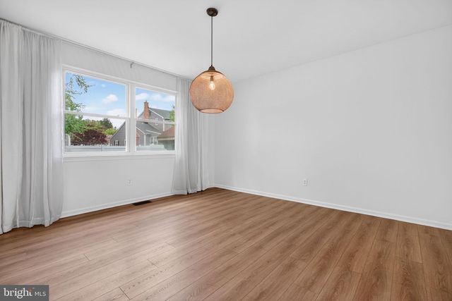 18 MIDWOOD RD, Marlton, NJ 08053