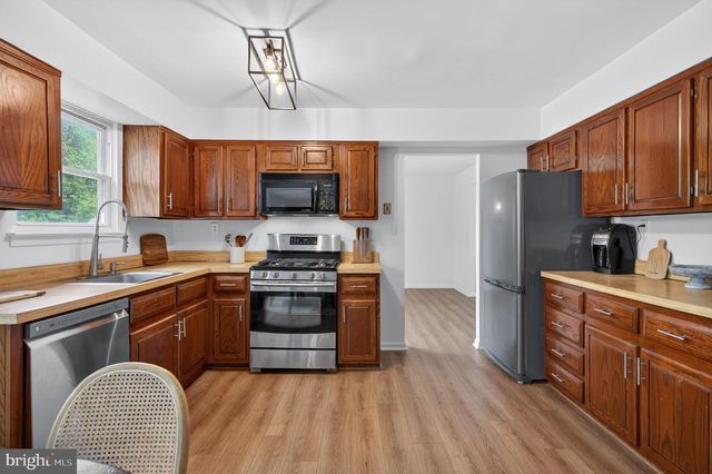 18 MIDWOOD RD, Marlton, NJ 08053