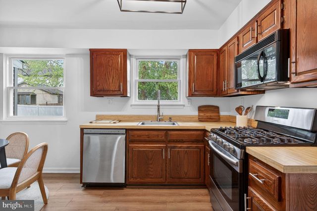 18 MIDWOOD RD, Marlton, NJ 08053