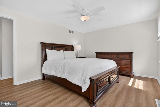 18 MIDWOOD RD, Marlton, NJ 08053