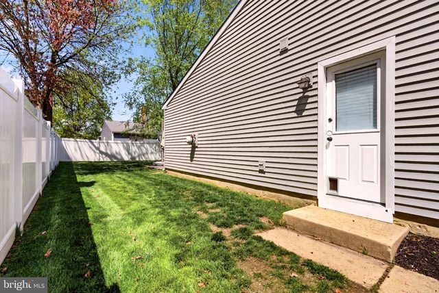 18 MIDWOOD RD, Marlton, NJ 08053