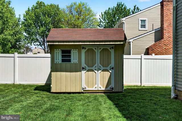 18 MIDWOOD RD, Marlton, NJ 08053