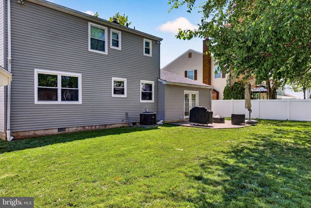 18 MIDWOOD RD, Marlton, NJ 08053