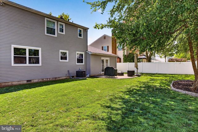 18 MIDWOOD RD, Marlton, NJ 08053