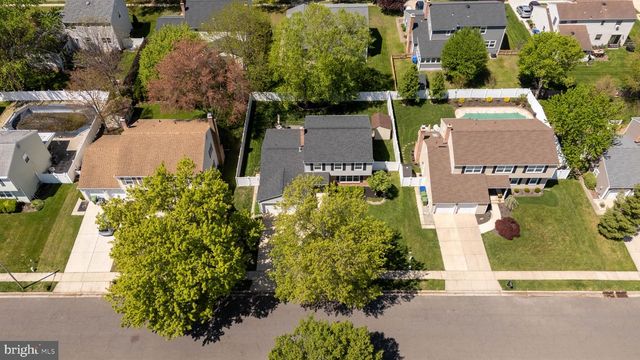 18 MIDWOOD RD, Marlton, NJ 08053