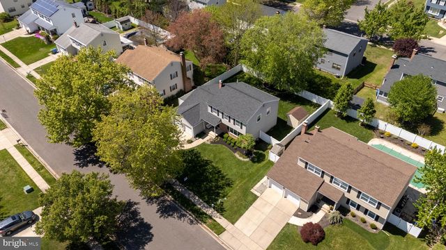 18 MIDWOOD RD, Marlton, NJ 08053