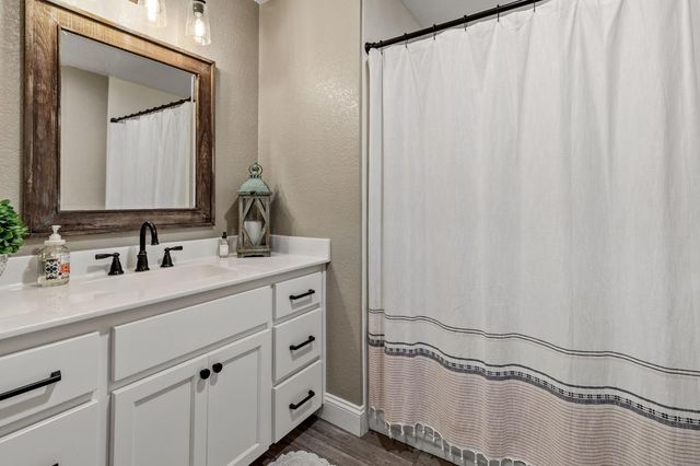3224 Lakeshore Ct, Modesto, CA 95355