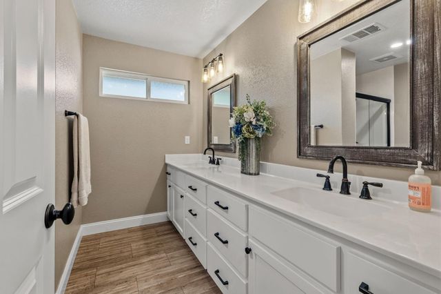 3224 Lakeshore Ct, Modesto, CA 95355