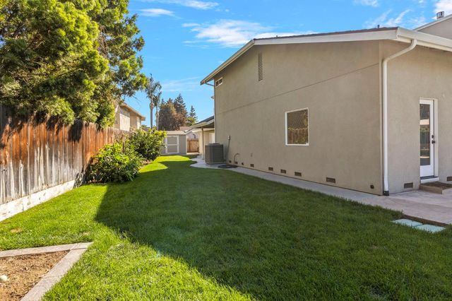 3224 Lakeshore Ct, Modesto, CA 95355